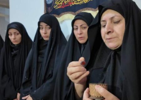 اهدای انگشتر متبرک رهبرانقلاب به خانواده شهید شایان‌فرد