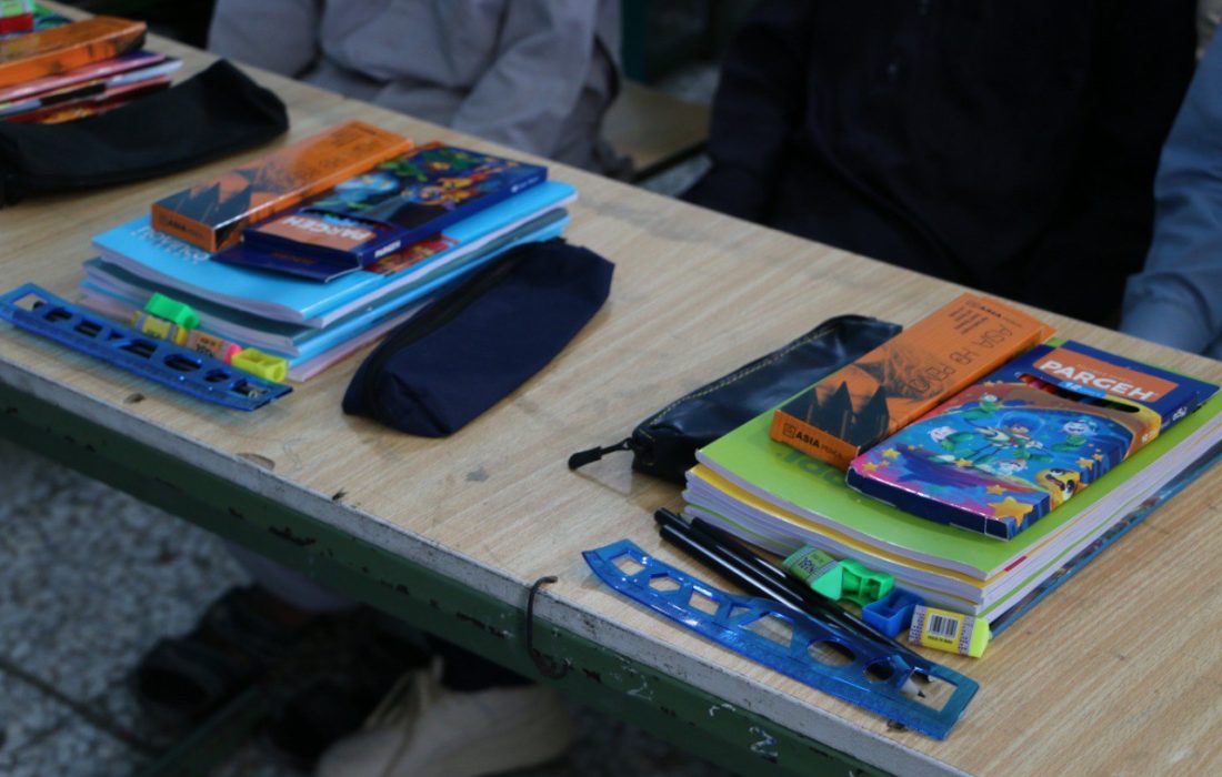 توزیع ۶۶۵۷ پک لوازم‌التحریر میان دانش‌آموزان نیازمند