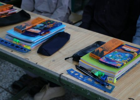 توزیع ۶۶۵۷ پک لوازم‌التحریر میان دانش‌آموزان نیازمند