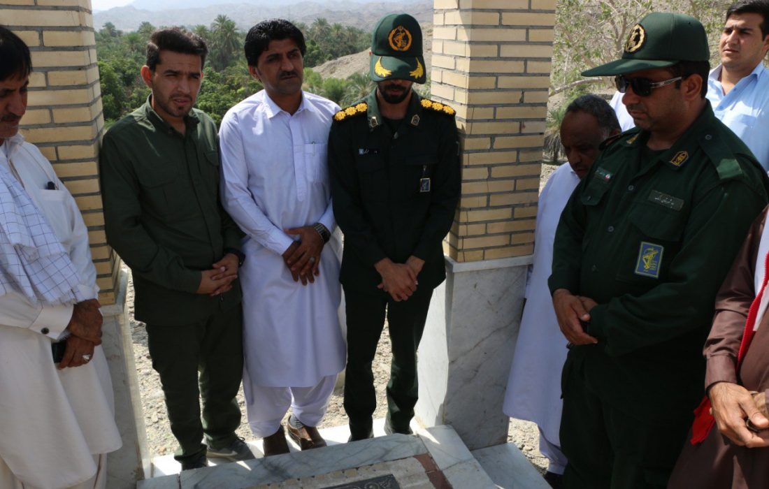 غبارروبی و عطرافشانی مزار شهدای پارود