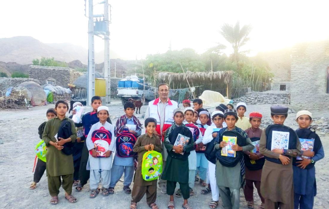 توزیع ۱۵۰۰ بسته لوازم‌التحریر میان دانش‌آموزان شهرستان سرباز