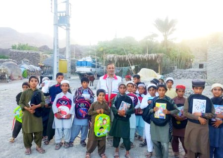 توزیع ۱۵۰۰ بسته لوازم‌التحریر میان دانش‌آموزان شهرستان سرباز