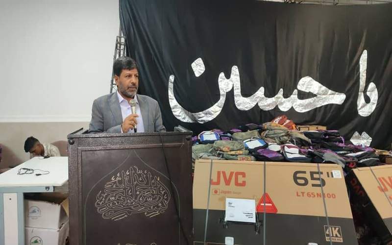 توزیع ۶۰۰ بسته لوازم‌التحریر بین دانش‌آموزان حاشیه زاهدان