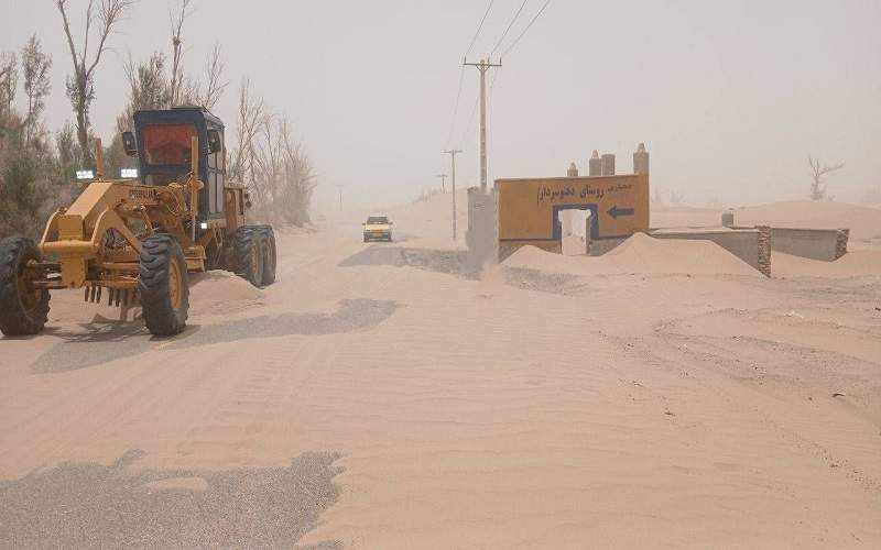 جمع‌ آوری ماسه بادی از محورهای مواصلاتی سیستان