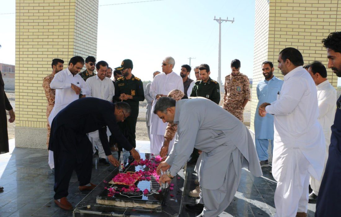 غبارروبی و عطرافشانی گلزار شهدای پیشین