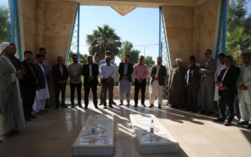 غبارروبی گلزار شهدای گمنام دانشگاه ولایت