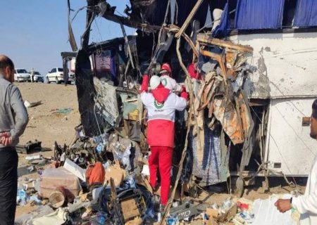 ۲ فوتی در برخورد کامیون و اتوبوس