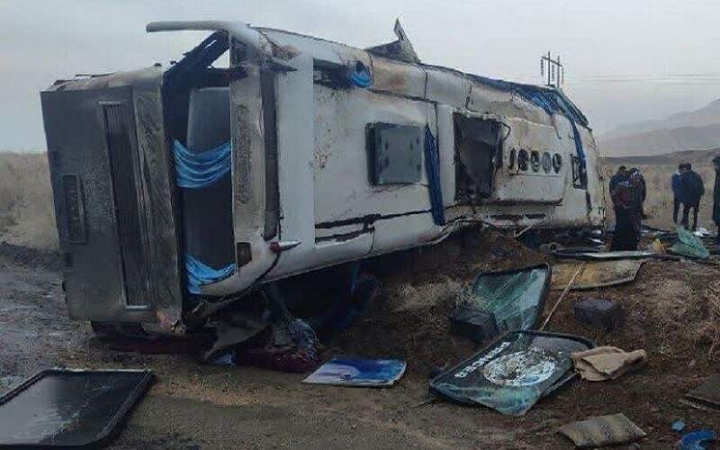 واژگونی ۲ اتوبوس در محور زاهدان به نصرتآباد