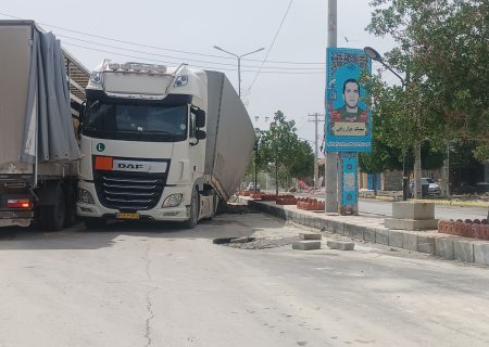 فرو رفتن تریلی در گودال ایجاد شده