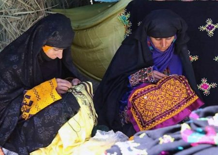 بازارچه فروش صنایع‌‌دستی در روستای درک