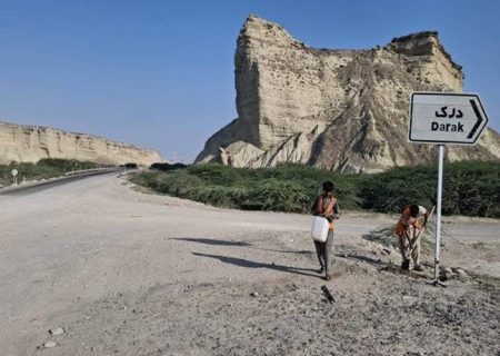 نصب تابلوهای راهنما در مسیر گردشگری دَرَک