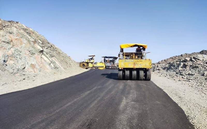اجرای روکش آسفالت گرم محور سیرکان ـ سراوان